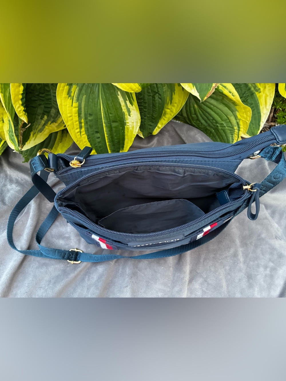 Women’s Tommy Hilfiger Navy Crossbody with Red and White traditional design - Picture 10 of 12